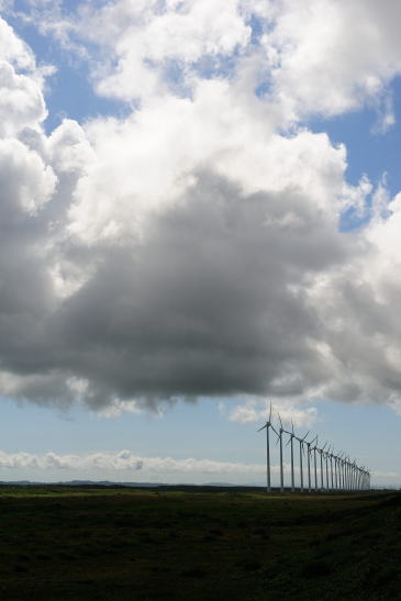 夏雲と発電風車