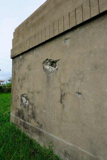 弾痕の残る壁