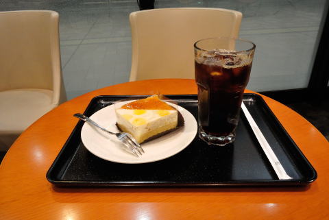 アイスコーヒー Tサイズ 370円(税込)、コローレパッションオレンジティー(ケーキ)4
