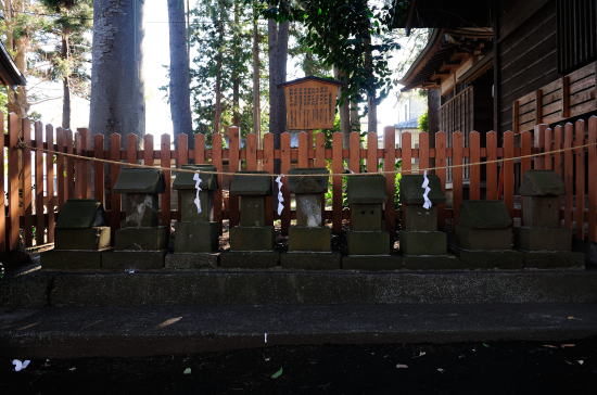 長嶋神社境内にお祀りしてある「石祠」