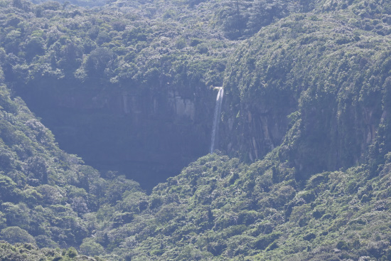 船浦海中道路より「ピナイサーラの滝」を望む