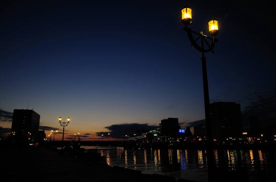 夕暮れの釧路川河畔