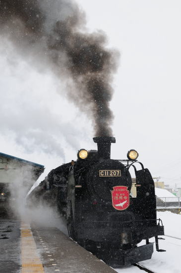 釧路駅を出発する「SL冬の湿原号」