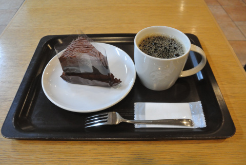 ドリップ ホットコーヒーTallサイズ、チョコレートケーキ