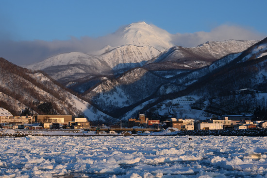流氷と羅臼の町、羅臼岳