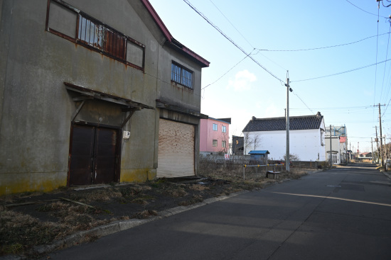 古い倉庫の残る道