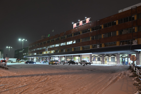 雪降る夜の釧路駅